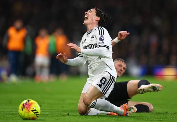 London, England, 22nd November 2025. Harry Wilson of Fulham is challenged by Daniel Ballard of Sunderland during the Fulham vs Sunderland Premier League match at Craven Cottage, London. Picture credit should read: Paul Terry Sportimage EDITORIAL USE ONLY. No use with unauthorised audio, video, data, fixture lists, club league logos or live services. Online in-match use limited to 120 images, no video emulation. No use in betting, games or single club league player publications. SPI_020_PT_Fulham_Sunderland SPI-4303-0020