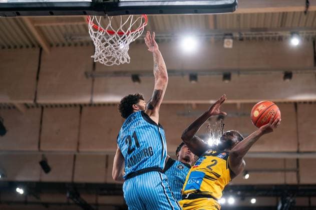 Traveon Buchanan MHP RIESEN Ludwigsburg, 02 , Devon Daniels Veolia Towers Hamburg, 21 ,, GER, Veolia Towers Hamburg vs MHP Riesen Ludwigsburg, Basketball, Bundesliga, Matchday 8, Season 2025 2026, 22 11 2025 GER, Veolia Towers Hamburg vs MHP Riesen Ludwigsburg, Basketball, Bundesliga, Matchday 8, Season 2025 2026, 22 11 2025 Hamburg Copyright: xEibner-Pressefoto MaxxVincenx EP_MVN