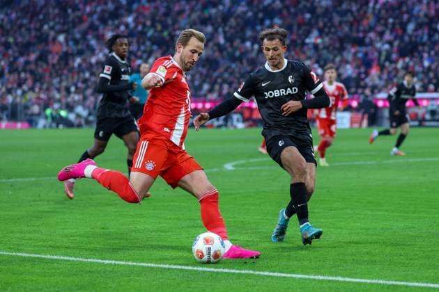 Soccer 1 Bundesliga 11 Matchday FC Bayern Munich SC Freiburg on 22 11 2025 at the Allianz Arena in Munich Harry Kane Munich , left Max Rosenfelder Freiburg , right DFL regulations prohibit any use of photographs as image sequences and or quasi video xMSx