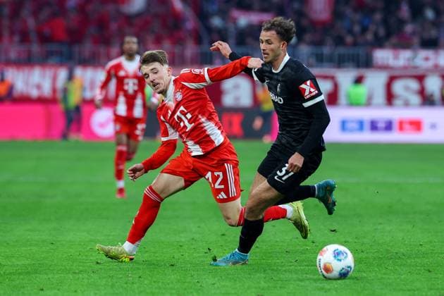 Soccer 1 Bundesliga 11 Matchday FC Bayern Munich SC Freiburg on 22 11 2025 at the Allianz Arena in Munich Lennart Karl Munich , back Max Rosenfelder Freiburg , front DFL regulations prohibit any use of photographs as image sequences and or quasi video xMSx