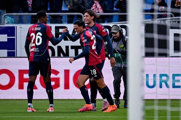 Cagliari s Gennaro Borrelli celebrates after scoring the goal for 3-2 during the Serie A soccer match between Cagliari Calcio and Genoa at the Unipol Domus in Cagliari, Sardinia - Saturday, 22 november 2025. - Soccer  Copyright: xGianlucaxZuddas LaPressex