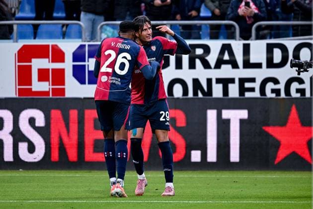 Cagliari s Gennaro Borrelli celebrates after scoring the goal for 3-2 during the Serie A soccer match between Cagliari Calcio and Genoa at the Unipol Domus in Cagliari, Sardinia - Saturday, 22 november 2025. - Soccer  Copyright: xGianlucaxZuddas LaPressex