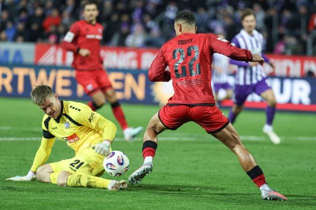 3 Liga VfL Osnabrück FC Ingolstadt 04 Goal chance missed tackle Fight for the ball Marcel Costly 22, FCI goalkeeper Jonsson Lukas 21 VFL 3 Liga FC Ingolstadt 04 Season 2025 2026 VfL Osnabrück