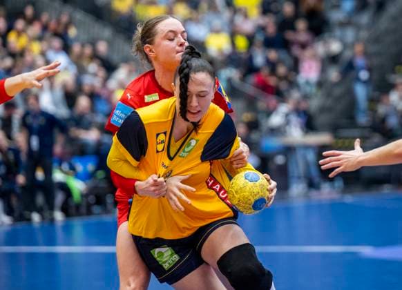 HALMSTAD 2025 11 22 Denmarks Kristina Jorgensen stops Swedens Amelia Lundbäck during Saturdays national handball match between Sweden and Denmark in Halmstad Arena HALMSTAD SWEDEN x50090x  Copyright: xJohanxNilssonx xTTx HANDBOLL SVERIGE-DANMARK
