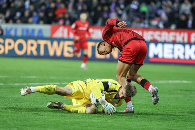3 Liga VfL Osnabrück FC Ingolstadt 04 Goal chance missed tackle Fight for the ball Marcel Costly 22, FCI goalkeeper Jonsson Lukas 21 VFL 3 Liga FC Ingolstadt 04 Season 2025 2026 VfL Osnabrück