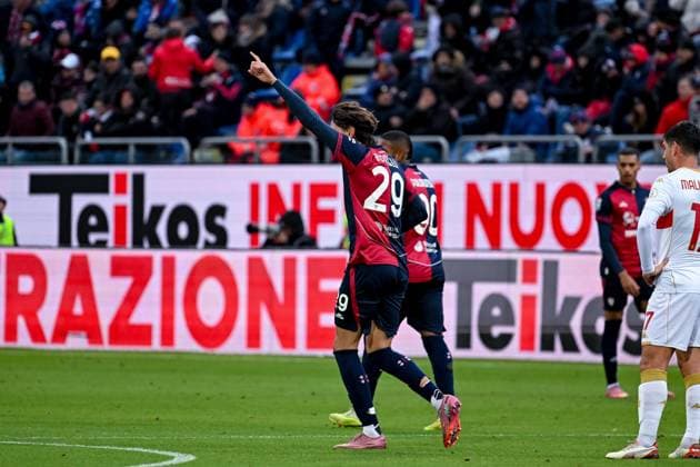 Cagliari s Gennaro Borrelli celebrates after scoring the goal for 3-2 during the Serie A soccer match between Cagliari Calcio and Genoa at the Unipol Domus in Cagliari, Sardinia - Saturday, 22 november 2025. - Soccer  Copyright: xGianlucaxZuddas LaPressex