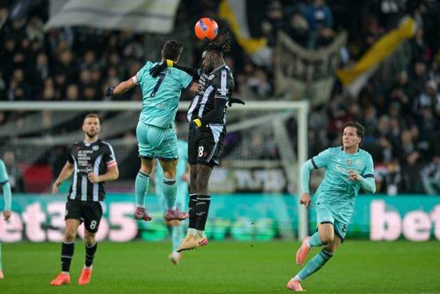Header of Udinese s Oumar Solet during Udinese Calcio vs Bologna FC, Italian soccer Serie A match in Udine, Italy, November 22 2025  Copyright: xAlessioxMarini IPAxSportx xipa-agency.netx xx IPA_68251187 IPA_Agency_IPA68251187