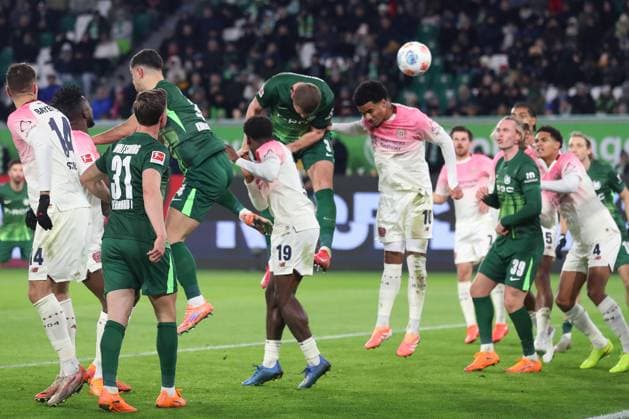 VfL vs Leverkusen, 1 BL Wolfsburg, 22 11 2025, FOOTBALL VfL Wolfsburg vs Bayer 04 Leverkusen, 1 BL, Season 2025 26 Denis Vavro VfL Wolfsburg scores header for 1 3, Malik Tillmann Bayer 04 Leverkusen Wolfsburg