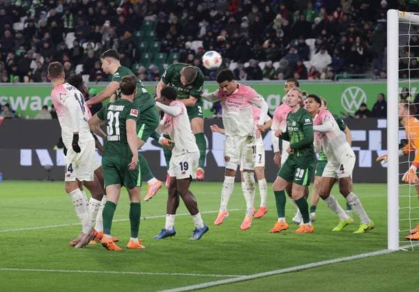 Here Denis Vavro VfL Wolfsburg kicks the goal to 1 3 Football, Men, Season 2025 2026, 1 Liga, Bundesliga, Volkswagenarena, VfL Wolfsburg vs Bayer Leverkusen DFL REGULATIONS PROHIBIT ANY USE OF PHOTOGRAPHS AS IMAGE SEQUENCES AND OR QUASI VIDEO