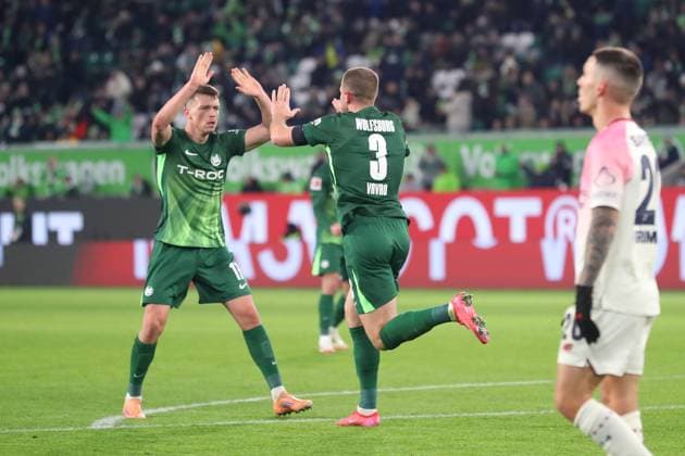 VfL vs Leverkusen, 1 BL Wolfsburg, 22 11 2025, FOOTBALL VfL Wolfsburg vs Bayer 04 Leverkusen, 1 BL, Season 2025 26 Denis Vavro VfL Wolfsburg celebrates after his goal for 1 3 Wolfsburg