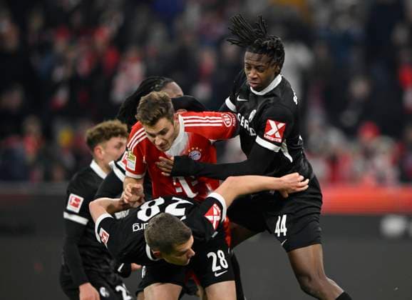 duel, action Josip Stanisic FC Bayern Muenchen FCB 44 vs Johan Manzambi SC Freiburg SCF 44 Matthias Ginter SC Freiburg SCF 28 FC Bayern Muenchen SC Freiburg SCF 22 11 2025 DFL REGULATIONS PROHIBIT ANY USE OF PHOTOGRAPHS AS IMAGE SEQUENCES AND OR QUASI VIDEO FC Bayern Muenchen SC Freiburg SCF