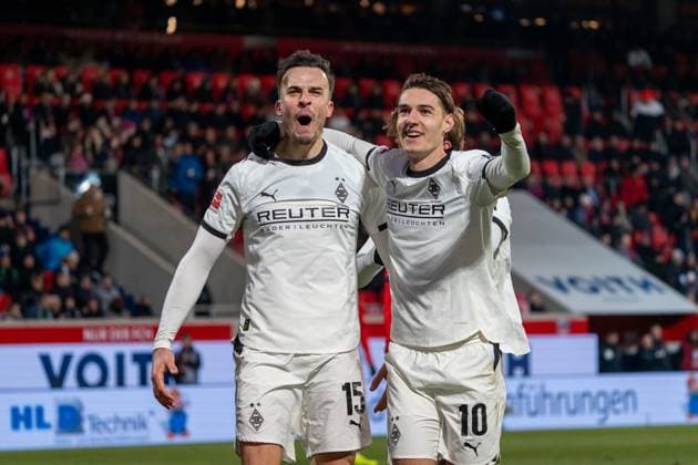 Haris Tabakovic Borussia Mönchengladbach, 15 and Florian Neuhaus Borussia Mönchengladbach, 10 GER, 1 FC Heidenheim 1846 vs Borussia Mönchengladbach, Football, 1 Bundesliga, Matchday 11, Season 2025 2026, 22 11 2025, DFL REGULATIONS PROHIBIT ANY USE OF PHOTOGRAPHS AS IMAGE SEQUENCES AND OR QUASI VIDEO, GER, 1 FC Heidenheim 1846 vs Borussia Mönchengladbach, Football, 1 Bundesliga, Matchday 11, Season 2025 2026, 22 11 2025, Heidenheim Copyright: xEibner-Pressefoto EdwardxCheungx EP_ECG