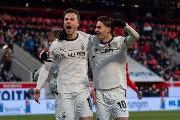 Haris Tabakovic Borussia Mönchengladbach, 15 and Florian Neuhaus Borussia Mönchengladbach, 10 GER, 1 FC Heidenheim 1846 vs Borussia Mönchengladbach, Football, 1 Bundesliga, Matchday 11, Season 2025 2026, 22 11 2025, DFL REGULATIONS PROHIBIT ANY USE OF PHOTOGRAPHS AS IMAGE SEQUENCES AND OR QUASI VIDEO, GER, 1 FC Heidenheim 1846 vs Borussia Mönchengladbach, Football, 1 Bundesliga, Matchday 11, Season 2025 2026, 22 11 2025, Heidenheim Copyright: xEibner-Pressefoto EdwardxCheungx EP_ECG