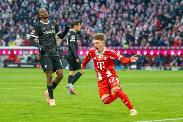 Goal celebration for 1 2, Karl Lennart 42 FC Bayern Muenchen , disappointed Jordy Makengo 33 SC Freiburg , FC Bayern Muenchen SC Freiburg, Football, Bundesliga, 11 Matchday, 22 11 2025 DFB regulations prohibit any use of photographs as image sequences and or quasi video Muenchen Bayern Germany Copyright: xkolbert-press UlrichxGamelx