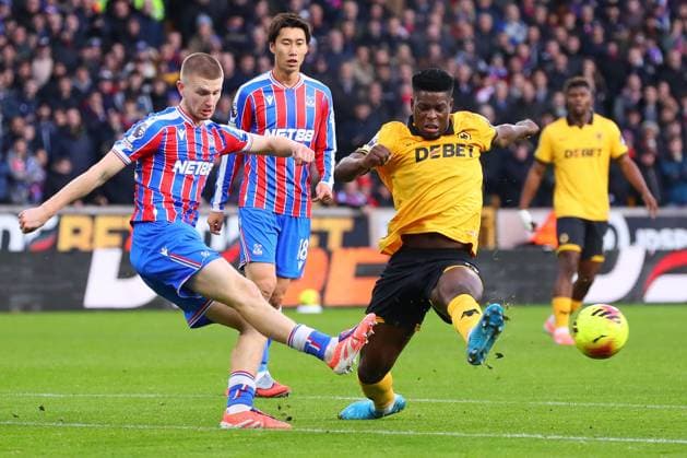 Wolverhampton Wanderers v Crystal Palace, Premier League Adam Wharton of Crystal Palace clears the ball during the Wolverhampton Wanderers v Crystal Palace Premier League match at Molineux Stadium, Wolverhampton, England on 22 November 2025 Credit: Ryan Crockett Every Second Media Editorial use only. All images are copyright Every Second Media Limited. No images may be reproduced without prior permission. All rights reserved. Premier League and Football League images are subject to licensing agreements with Football DataCo Limited. see https: www.football-dataco.com Copyright: xIMAGO EveryxSecondxMediax ESM-1671-0042 RyanxCrockettx xEveryxSecondxMediax