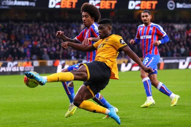 Wolverhampton Wanderers v Crystal Palace, Premier League Marshall Munetsi of Wolverhampton Wanderers shoots at goal during the Wolverhampton Wanderers v Crystal Palace Premier League match at Molineux Stadium, Wolverhampton, England on 22 November 2025 Credit: Ryan Crockett Every Second Media Editorial use only. All images are copyright Every Second Media Limited. No images may be reproduced without prior permission. All rights reserved. Premier League and Football League images are subject to licensing agreements with Football DataCo Limited. see https: www.football-dataco.com Copyright: xIMAGO EveryxSecondxMediax ESM-1671-0043 RyanxCrockettx xEveryxSecondxMediax