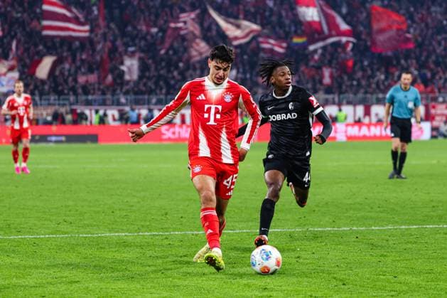 Aleksandar Pavlovic 45, FC Bayern München and Johan Manzambi 44, SC Freiburg at the match between FC Bayern München v SC Freiburg, Football, Men, Bundesliga, 2025 2026, Matchday 11 on 22 11 2025 in Munich, Allianz Arena DFL and DFB regulations prohibit any use of photographs as image sequences and or quasi video Bayern Germany