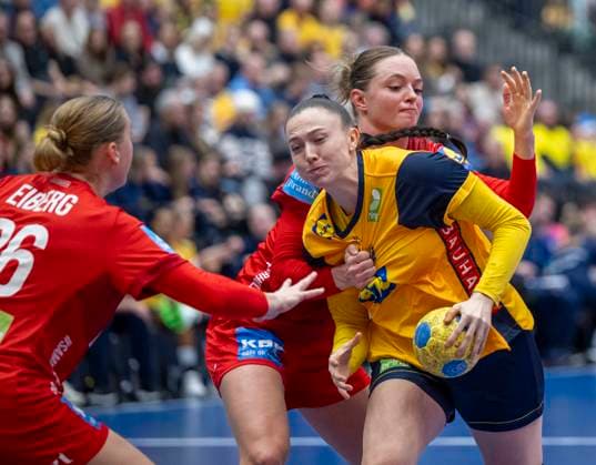 HALMSTAD 2025 11 22 Denmark s Stine Eiberg and Kristina Jorgensen stop Sweden s Amelia Lundbäck during Saturday s international handball match between Sweden and Denmark at Halmstad Arena HALMSTAD SWEDEN x50090x  Copyright: xJohanxNilssonx xTTx HANDBALL SWEDEN-DENMARK