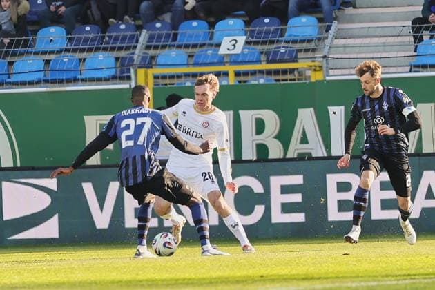 v li in duel, Adama Diakhaby SV Waldhof Mannheim, 27 , Ryan Johansson SV Wehen Wiesbaden, 20 GER, SV Waldhof Mannheim vs SV Wehen Wiesbaden, Football, 3 Liga, Matchday 15, Season 2025 2026, 22 11 2025 DFL DFB REGULATIONS PROHIBIT ANY USE OF PHOTOGRAPHS as IMAGE SEQUENCES and or QUASI VIDEO GER,SV Waldhof Mannheim vs SV Wehen Wiesbaden, Football, 3 Liga, Matchday 15, Season 2025 2026, 22 11 2025 Mannheim Copyright: xEibner-Pressefoto JoergxHirschx EP_JHH