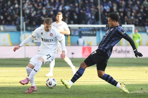 v li in duel, Ole Wohlers SV Wehen Wiesbaden, 21 , Samuel Abifade SV Waldhof Mannheim, 17 GER, SV Waldhof Mannheim vs SV Wehen Wiesbaden, Football, 3 Liga, Matchday 15, Season 2025 2026, 22 11 2025 DFL DFB REGULATIONS PROHIBIT ANY USE OF PHOTOGRAPHS as IMAGE SEQUENCES and or QUASI VIDEO GER,SV Waldhof Mannheim vs SV Wehen Wiesbaden, Football, 3 Liga, Matchday 15, Season 2025 2026, 22 11 2025 Mannheim Copyright: xEibner-Pressefoto JoergxHirschx EP_JHH