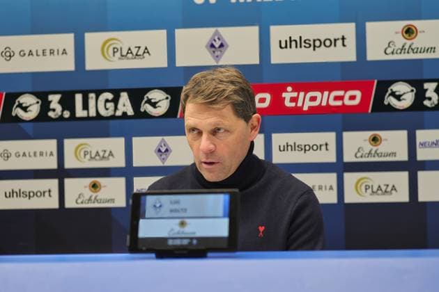 Luc Holtz SV Waldhof Mannheim, head coach satisfied debate at the press conference at the 1 0 victory GER, SV Waldhof Mannheim vs SV Wehen Wiesbaden, Football, 3 Liga, Matchday 15, Season 2025 2026, 22 11 2025 DFL DFB REGULATIONS PROHIBIT ANY USE OF PHOTOGRAPHS as IMAGE SEQUENCES and or QUASI VIDEO GER,SV Waldhof Mannheim vs SV Wehen Wiesbaden, Football, 3 Liga, Matchday 15, Season 2025 2026, 22 11 2025 Mannheim Copyright: xEibner-Pressefoto JoergxHirschx EP_JHH