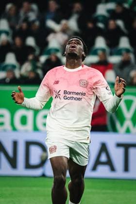 1 Bundesliga VfL Wolfsburg vs Bayer 04 Leverkusen, 22 11 2025 Ernest Poku Bayer 04 Leverkusen, 19 misses big chance Football, 1 Bundesliga, Matchday 11 VfL Wolfsburg vs Bayer 04 Leverkusen on 22 11 2025 at Volkswagen Arena, Wolfsburg DFL REGULATIONS PROHIBIT ANY USE OF PHOTOGRAPHS AS IMAGE SEQUENCES AND OR QUASI VIDEO Copyright: xBEAUTIFULxSPORTS Tonhäuserx