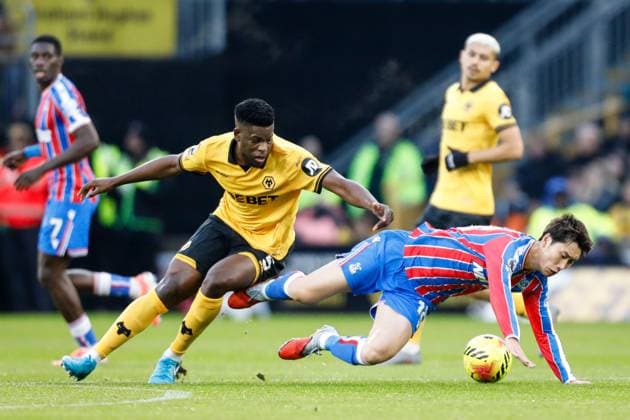 Wolverhampton Wanderers v Crystal Palace Premier League Marshall Munetsi of Wolverhampton Wanderers and Daichi Kamada of Crystal Palace during the Premier League match at Molineux, Wolverhampton UK Newspapers OUT Copyright: xMaxxTomlinsonx FIL-22538-0023