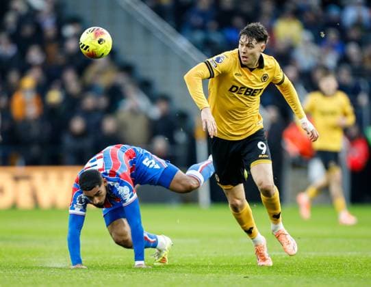 Wolverhampton Wanderers v Crystal Palace Premier League Jörgen Strand Larsen of Wolverhampton Wanderers and Maxence Lacroix of Crystal Palace during the Premier League match at Molineux, Wolverhampton UK Newspapers OUT Copyright: xMaxxTomlinsonx FIL-22538-0026