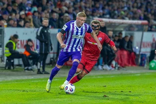 Osnabrück, Germany 22 November 2025 3 Liga 2025 2026 VfL Osnabrück vs FC Ingolstadt 04 In the picture from left in duel Tony Lesueur VfL and Yannick Deichmann FCI DFB regulations prohibit any use of photographs as image sequences and or quasi video Bremer Brücke Niedersachsen Copyright: xFotostandx xSchäferx
