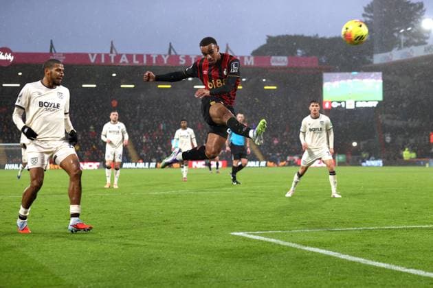 Bournemouth gegen West Ham United 22. November 2025 Bournemouth Premier League Fußball Bournemouth gegen West Ham United Eli Kroupi von Bournemouth springt zum Volleyschuss Foto von Mark Leech Bournemouth UK  Copyright: xMarkxLeechxOffside