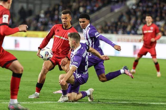 3 Liga VfL Osnabrück FC Ingolstadt 04 duel Fight for the ball Marcel Costly 22, FCI Christensen Frederik 3 VFL Wiethaup Kevin 19 VFL 3 Liga FC Ingolstadt 04 Season 2025 2026 VfL Osnabrück