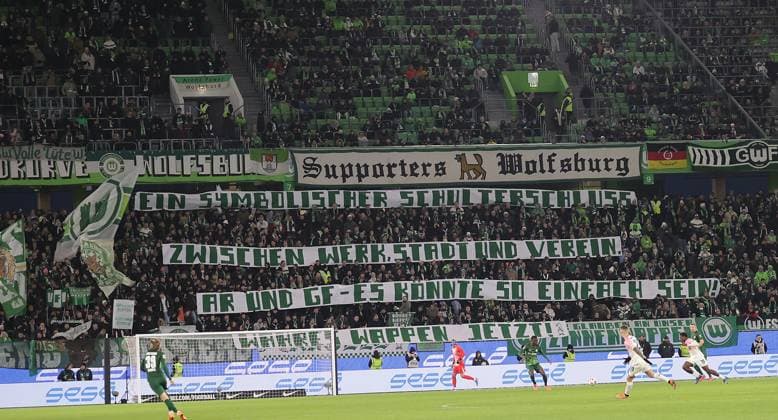 Wolfsburg fan protest football, men, season 2025 2026, 1 Liga, Bundesliga, Volkswagenarena, VfL Wolfsburg vs Bayer Leverkusen DFL REGULATIONS PROHIBIT ANY USE OF PHOTOGRAPHS AS IMAGE SEQUENCES AND OR QUASI VIDEO