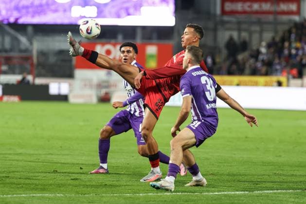 3 Liga VfL Osnabrück FC Ingolstadt 04 duel Battle for the ball Marcel Costly 22, FCI Wiethaup Kevin 19 VFL Kammerbauer Patrick 31 VFL 3 Liga FC Ingolstadt 04 Season 2025 2026 VfL Osnabrück
