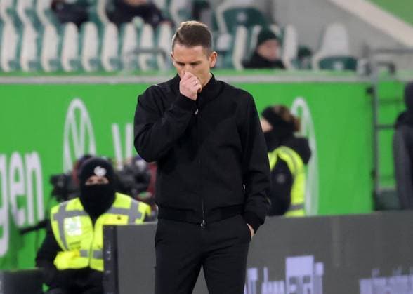 Coach Daniel Bauer VfL Wolfsburg Football, Men, Season 2025 2026, 1 Liga, Bundesliga, Volkswagenarena, VfL Wolfsburg vs Bayer Leverkusen DFL REGULATIONS PROHIBIT ANY USE OF PHOTOGRAPHS AS IMAGE SEQUENCES AND OR QUASI VIDEO