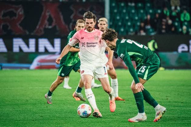 1 Bundesliga VfL Wolfsburg vs Bayer 04 Leverkusen, 22 11 2025 Jonas Hofmann Bayer 04 Leverkusen, 7 on the ball Football, 1 Bundesliga, Matchday 11 VfL Wolfsburg vs Bayer 04 Leverkusen on 22 11 2025 at the Volkswagen Arena, Wolfsburg DFL REGULATIONS PROHIBIT ANY USE OF PHOTOGRAPHS AS IMAGE SEQUENCES AND OR QUASI VIDEO Copyright: xBEAUTIFULxSPORTS Tonhäuserx
