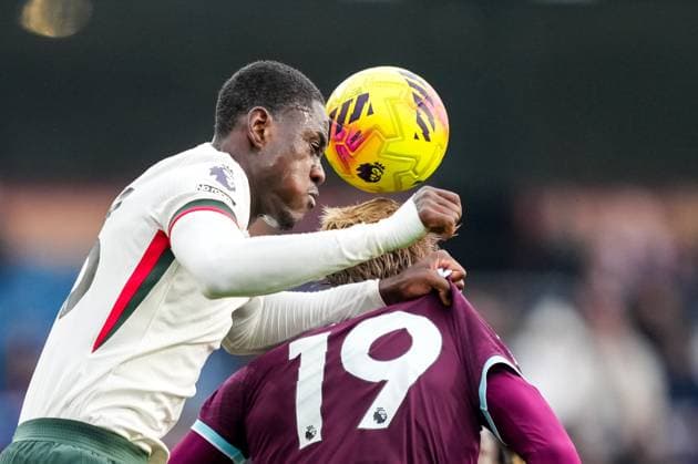 BURNLEY, ENGLAND - NOVEMBER 22: Trevoh Chalobah of Chelsea and Zian Flemming of Burnley compete for the headed ball during the Premier League match between Burnley and Chelsea at Turf Moor on November 22, 2025 in Burnley, England. (Photo by Rene Nijhuis) SPO  Copyright: xRenexNijhuis