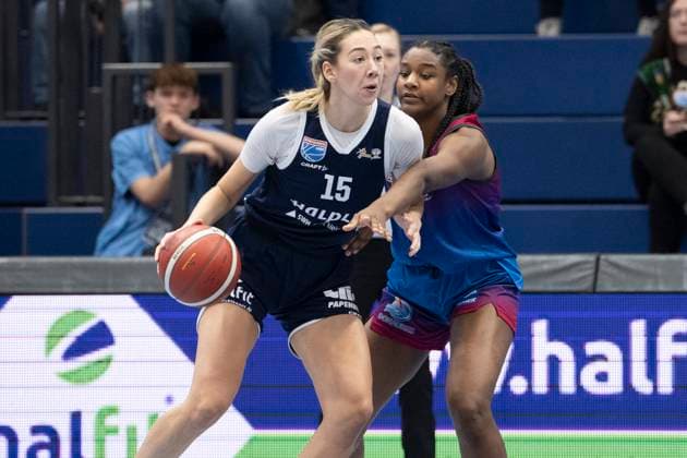 Toyota DBBL 2025 2026 Syntainics MBC vs Eigener Angels Nördlingen Halle Saale, Germany November 22, 2025 In the picture from left Sona Svetlikova Halle and Chanel Ndi Noerdlingen Weissenfels Stadthalle Weissenfels Sachsen Anhalt Germany
