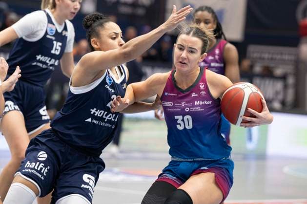 Toyota DBBL 2025 2026 Syntainics MBC vs Eigener Angels Nördlingen Halle Saale, Germany November 22, 2025 In the picture from left in the duel Rachel Arthur Halle and Samantha Ashby Noerdlingen Weissenfels Stadthalle Weissenfels Saxony Anhalt Germany