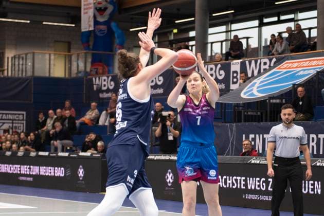 Toyota DBBL 2025 2026 Syntainics MBC vs Eigener Angels Nördlingen Halle Saale, Germany November 22, 2025 In the picture from left Romy Bär Baer Halle and Laura Schinkel Noerdlingen Weissenfels Stadthalle Weissenfels Sachsen Anhalt Germany