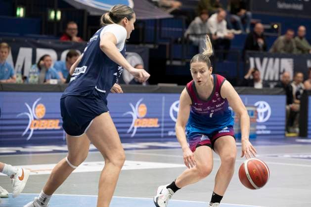 Toyota DBBL 2025 2026 Syntainics MBC vs Eigener Angels Nördlingen Halle Saale, Germany November 22, 2025 In the picture from left Alexia Allesch Halle and Laura Schinkel Noerdlingen Weissenfels Stadthalle Weissenfels Saxony Anhalt Germany
