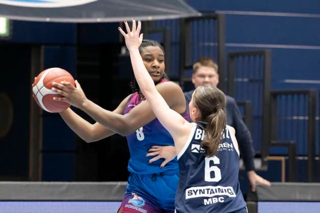 Toyota DBBL 2025 2026 Syntainics MBC vs Eigener Angels Nördlingen Halle Saale, Germany November 22, 2025 In the picture from left Chanel Ndi Noerdlingen and Nicole Brochlitz Halle Weissenfels Stadthalle Weissenfels Sachsen Anhalt Germany