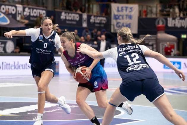 Toyota DBBL 2025 2026 Syntainics MBC vs Eigener Angels Nördlingen Halle Saale, Germany November 22, 2025 In the picture from left in the duel Alexia Allesch Halle , Laura Schinkel Noerdlingen and Anna Alborova Halle Weissenfels Stadthalle Weissenfels Saxony Anhalt Germany