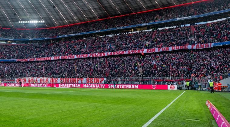 Fan protest at the Bayern fans in the Suedkurve with banners with the inscription Vereine und Verbaende den Worten Taten folgen lassen steht ein für eure Fans Oder soll das die Zukunft sein GER, FC Bayern Muenchen vs SC Freiburg, Fussball, Bundesliga, 11 Spieltag, Spielzeit 2025 2026, 22 11 2025 DFL DFB REGULATIONS PROHIBIT ANY USE OF PHOTOGRAPHS as IMAGE SEQUENCES and or QUASI VIDEO GER, FC Bayern Muenchen vs SC Freiburg, Football, Bundesliga, 11 Spieltag, Spielzeit 2025 2026, 22 11 2025 Muenchen Copyright: xEibner-Pressefoto HeikexFeinerx EP_HFR