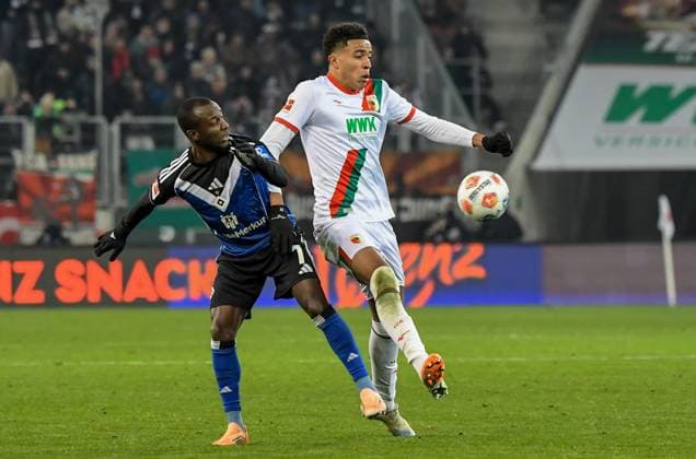 22 11 2025, xemx, Fussball 1 Bundesliga, FC Augsburg Hamburger SV v l Jean Luc Dompe Hamburger SV , Noahkai Banks FC Augsburg Zweikampf, Aktion, action, battle for the ball DFL DFB REGULATIONS PROHIBIT ANY USE OF PHOTOGRAPHS as IMAGE SEQUENCES and or QUASI VIDEO Augsburg