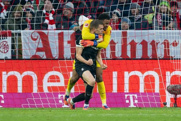 Noah Atubolu Goalkeeper, SC Freiburg, 1 thanks Matthias Ginter SC Freiburg, 28 after a save GER, FC Bayern Muenchen vs SC Freiburg, Football, Bundesliga, Matchday 11, Season 2025 2026, 22 11 2025 DFL DFB REGULATES PROHIBIT ANY USE OF PHOTOGRAPHS as IMAGE SEQUENCES and or QUASI VIDEO GER, FC Bayern Muenchen vs SC Freiburg, Football, Bundesliga, Matchday 11, Season 2025 2026, 22 11 2025 Muenchen Copyright: xEibner-Pressefoto HeikexFeinerx EP_HFR