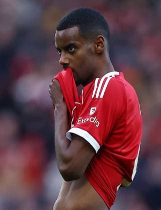 Alexander Isak of Liverpool looks dejected Liverpool v Nottingham Forest, Premier League, Football, Anfield, Liverpool, UK - 22 Nov 2025Liverpool Anfield United Kingdom EDITORIAL USE ONLY No use with unauthorised audio, video, data, fixture lists, club league logos or live services. Online in-match use limited to 120 images, no video emulation. No use in betting, games or single club league player publications. Copyright: xMattxWest Shutterstockx 15860648aj