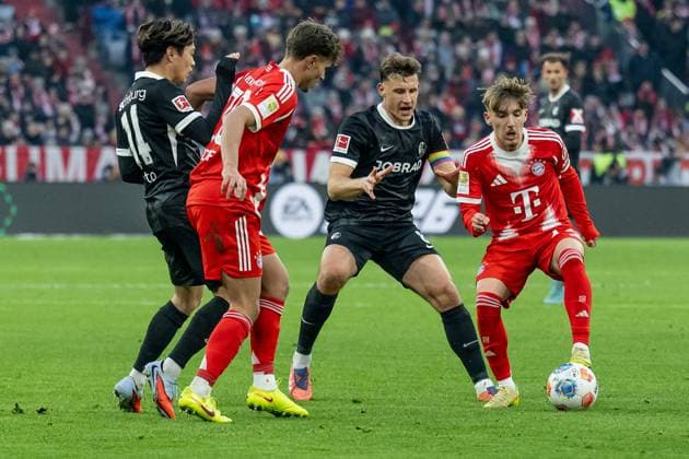 Yuito Suzuki SC Freiburg, 14 and Maximilian Eggestein SC Freiburg, 8 vs Tom Bischof FC Bayern Muenchen, 20 and Lennart Karl FC Bayern Muenchen, 42 GER, FC Bayern Muenchen vs SC Freiburg, Football, Bundesliga, Matchday 11, Matchday 2025 2026, 22 11 2025 DFL DFB REGULATIONS PROHIBIT ANY USE OF PHOTOGRAPHS as IMAGE SEQUENCES and or QUASI VIDEO GER, FC Bayern Muenchen vs SC Freiburg, Football, Bundesliga, Matchday 11, Matchday 2025 2026, 22 11 2025 Muenchen Copyright: xEibner-Pressefoto HeikexFeinerx EP_HFR