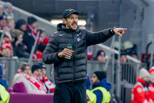 Julian Schuster Head Coach, SC Freiburg with instructions GER, FC Bayern Muenchen vs SC Freiburg, Football, Bundesliga, Matchday 11, Season 2025 2026, 22 11 2025 DFL DFB REGULATIONS PROHIBIT ANY USE OF PHOTOGRAPHS as IMAGE SEQUENCES and or QUASI VIDEO GER, FC Bayern Muenchen vs SC Freiburg, Football, Bundesliga, Matchday 11, Season 2025 2026, 22 11 2025 Muenchen Copyright: xEibner-Pressefoto HeikexFeinerx EP_HFR