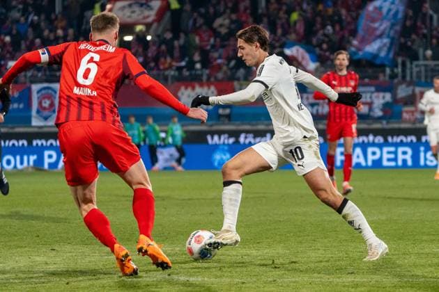 Florian Neuhaus Borussia Mönchengladbach, 10 gets in front of Patrick Mainka FC Heidenheim, 06 to shoot and hits the post, GER, 1 FC Heidenheim 1846 vs Borussia Mönchengladbach, Football, 1 Bundesliga, Matchday 11, Season 2025 2026, 22 11 2025, DFL REGULATES PROHIBIT ANY USE OF PHOTOGRAPHS AS IMAGE SEQUENCES AND OR QUASI VIDEO, GER, 1 FC Heidenheim 1846 vs Borussia Mönchengladbach, Football, 1 Bundesliga, Matchday 11, Season 2025 2026, 22 11 2025, Heidenheim Copyright: xEibner-Pressefoto EdwardxCheungx EP_ECG