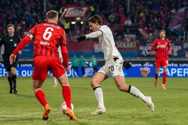 Florian Neuhaus Borussia Mönchengladbach, 10 gets in front of Patrick Mainka FC Heidenheim, 06 to shoot and hits the post, GER, 1 FC Heidenheim 1846 vs Borussia Mönchengladbach, Football, 1 Bundesliga, Matchday 11, Season 2025 2026, 22 11 2025, DFL REGULATES PROHIBIT ANY USE OF PHOTOGRAPHS AS IMAGE SEQUENCES AND OR QUASI VIDEO, GER, 1 FC Heidenheim 1846 vs Borussia Mönchengladbach, Football, 1 Bundesliga, Matchday 11, Season 2025 2026, 22 11 2025, Heidenheim Copyright: xEibner-Pressefoto EdwardxCheungx EP_ECG